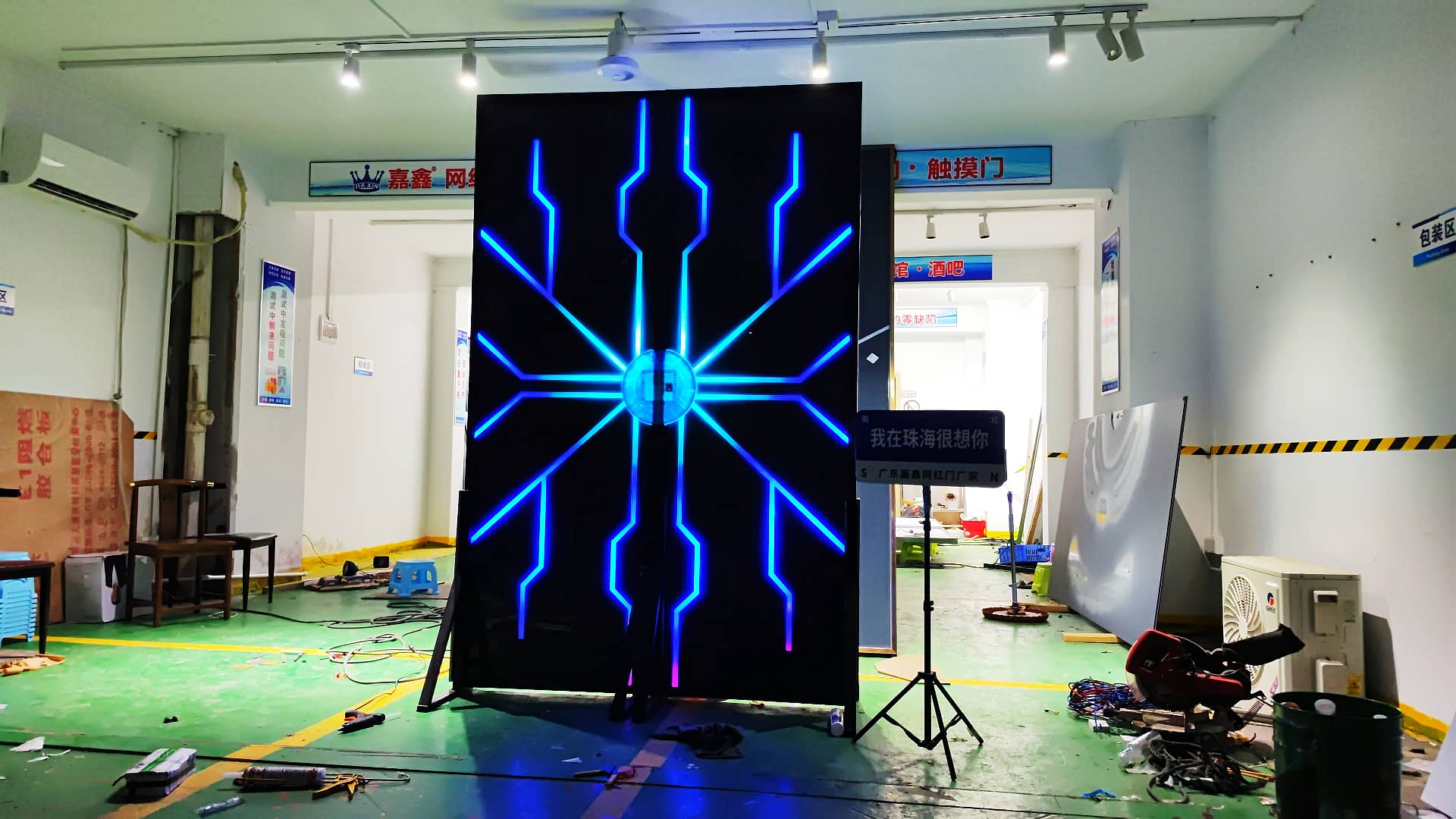 主题酒店网红手按玻璃门